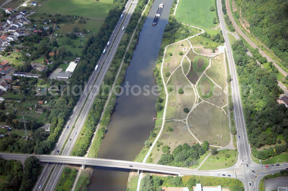 Aerial photograph Beckingen - Blick aus Richtung Osten auf den Verlauf der Saar mit der Brücke zwischen Beckingen und Rehlingen.