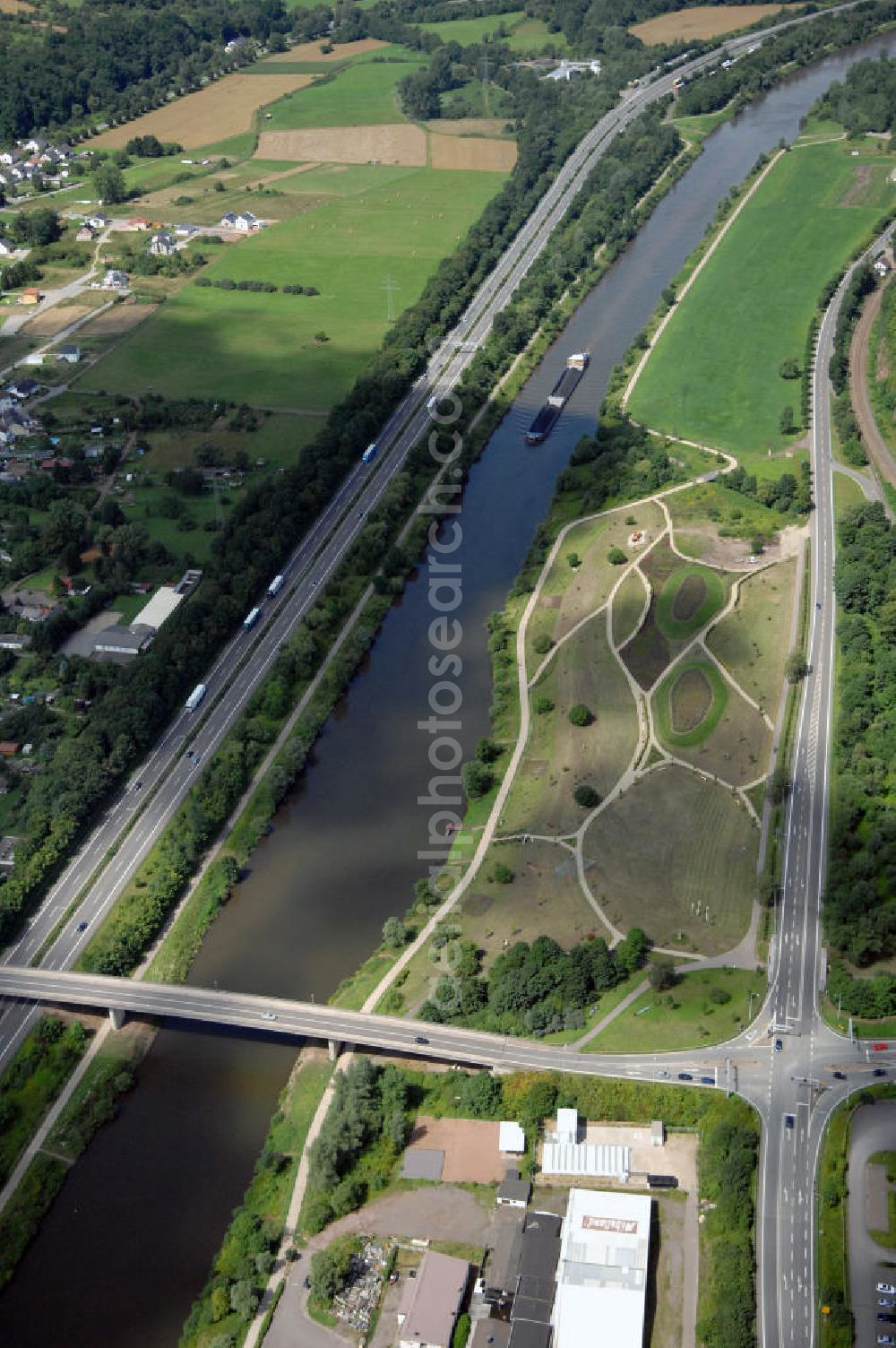 Beckingen from above - Blick aus Richtung Osten auf den Verlauf der Saar mit der Brücke zwischen Beckingen und Rehlingen.