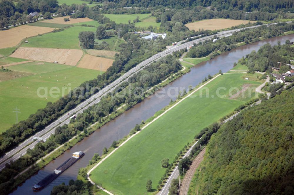 Beckingen from the bird's eye view: Blick aus Richtung Osten auf den Verlauf der Saar in Richtung Saarfels, ein astkahn fährt auf dem Fluss.