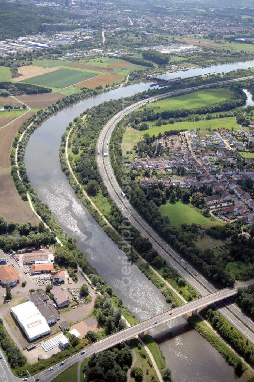 Aerial image Beckingen - Blick aus Richtung Westen auf den Verlauf der Saar mit der Brücke zwischen Beckingen und Rehlingen. Im Hintergrund Altarme von Rehlingen und Beckingen.