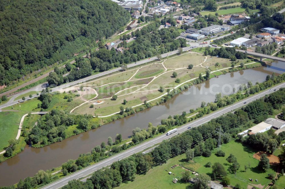 Beckingen from above - Blick aus Südwest auf den Verlauf der Saar. Hier ein neu angelegter botanischer Garten auf der nördlichen Uferseite.