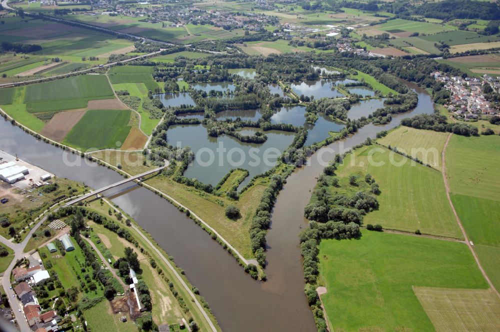 Aerial photograph Besseringen - Blick aus Richtung Norden auf den Verlauf der Saar mit der Brücke und geflutete Kiesgruben mit Altarm-Mündung, welche Bestandteil der Saargauer Wiesen sind, auf der südlichen Uferseite.