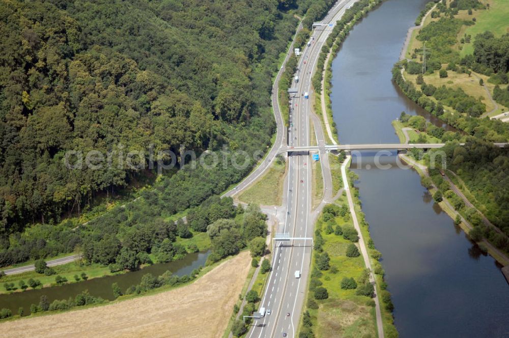 Dillingen from the bird's eye view: Blick aus Südost auf den Verlauf der Saar mit über den Fluss führenden Brücken und der Flussmündung in die Prims.