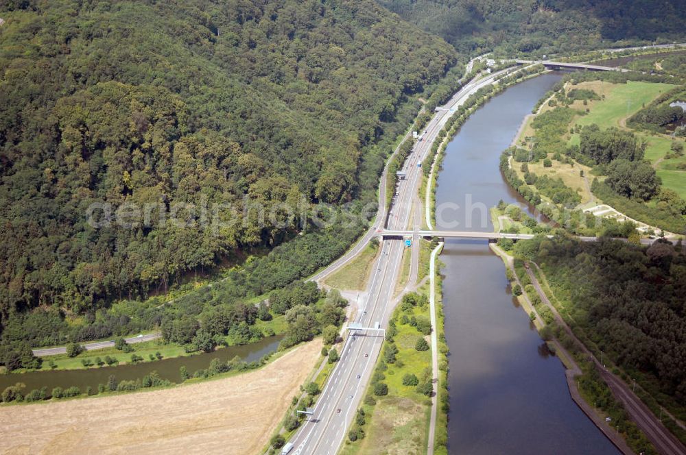 Aerial image Dillingen - Blick aus Südost auf den Verlauf der Saar mit über den Fluss führenden Brücken und der Flussmündung in die Prims.