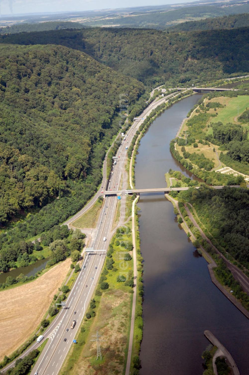 Aerial photograph Dillingen - Blick aus Südost auf den Verlauf der Saar mit über den Fluss führenden Brücken und der Flussmündung in die Prims.