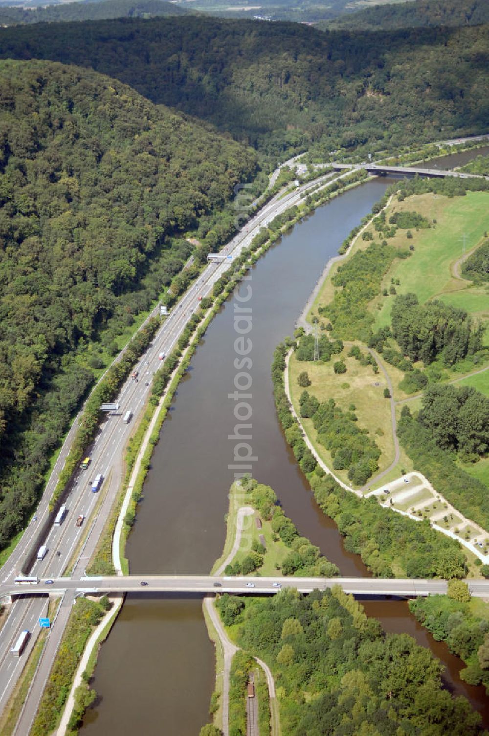 Dillingen from above - Blick aus Südost auf den Verlauf der Saar mit über den Fluss führenden Brücken und der Flussmündung in die Prims.