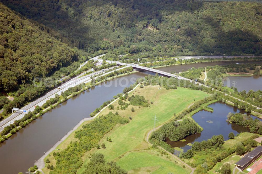 Dillingen from the bird's eye view: Blick aus Südost auf den Verlauf der Saar mit der Konrad-Adenauer-Brücke und gefluteter Kiesgrube auf der östlichen Uferseite.