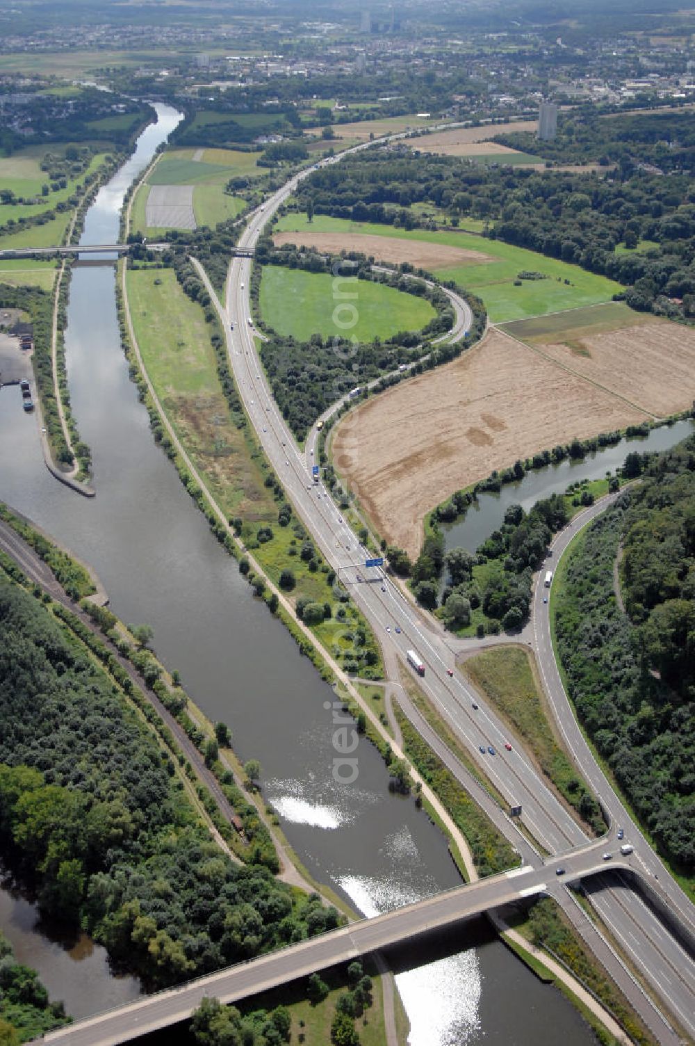 Aerial photograph Dillingen - Blick aus Richtung Norden auf den Verlauf der Saar mit Brücke und Hafeneinfahrt. Im Hintergrund das Autobahndreieck Saarlouis der Autobahn 8.