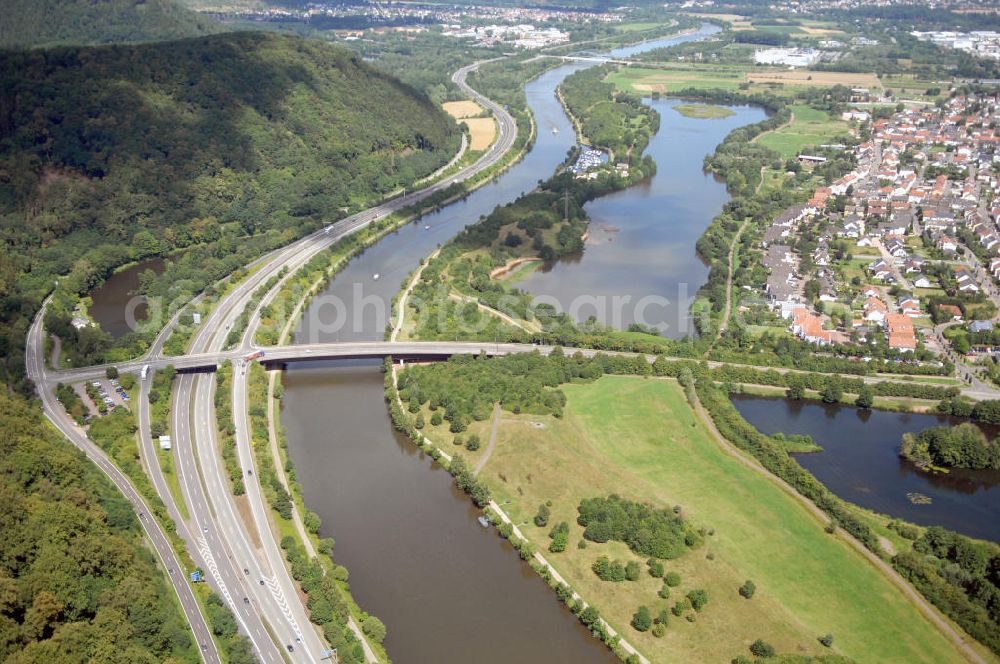 Dillingen from above - Blick aus Südost auf den Verlauf der Saar mit der Konrad-Adenauer-Brücke, dem Dillingen See und Stadtansicht auf der östlichen Uferseite.