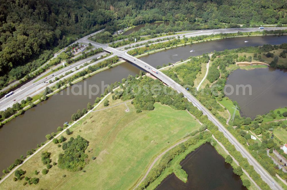 Aerial image Dillingen - Blick aus Südost auf den Verlauf der Saar mit der Konrad-Adenauer-Brücke, der gefluteter Kiesgrube und dem Dillingen See auf der östlichen Uferseite.