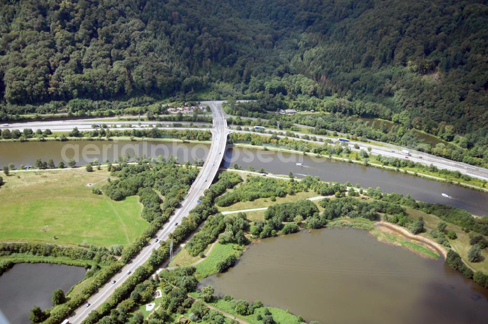 Aerial photograph Dillingen - Blick aus Nordost auf den Verlauf der Saar mit der Konrad-Adenauer-Brücke, der gefluteter Kiesgrube und dem Dillingen See auf der östlichen Uferseite.