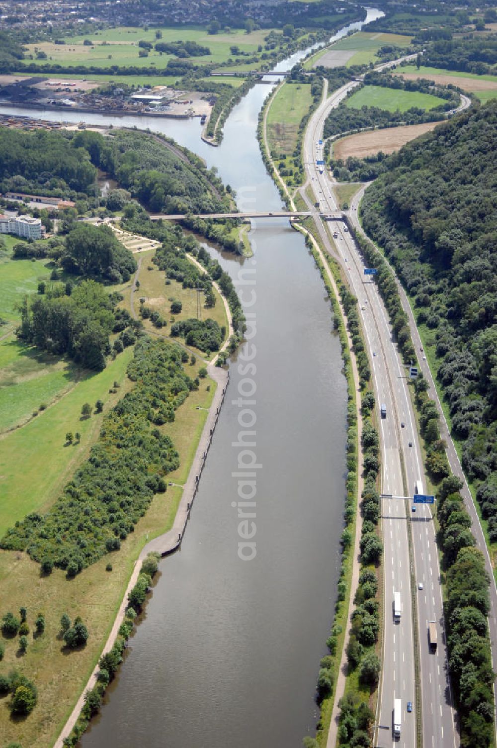 Aerial photograph Dillingen - Blick aus Nordwest auf den Verlauf der Saar mit Brücke und der Flussmündung in die Prims.