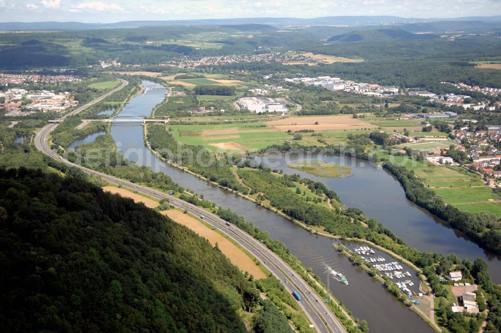 Dillingen from above - Blick aus Süden auf den Verlauf der Saar mit Motorbootverein / Yachtclub / Yachthafen / Anlegestelle und dem Dillingen See auf der östlichen Uferseite.