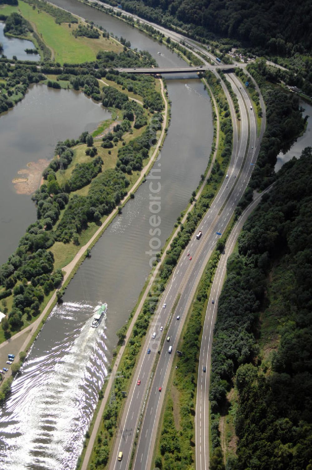 Aerial image Dillingen - Blick aus Richtung Norden auf den Verlauf der Saar mit darauf fahrenden Schiff / Boot und der Konrad-Adenauer-Brücke im Hintergrund.