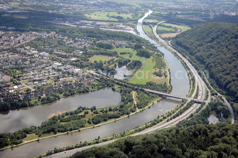 Aerial photograph Dillingen - Blick aus Nordwest auf den Verlauf der Saar mit der Konrad-Adenauer-Brücke, dem Dillingen See und Stadtansicht auf der östlichen Uferseite.