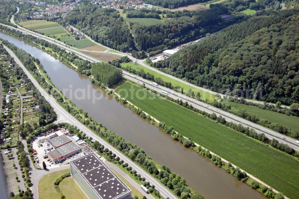 Merzig from above - Blick aus Nordost auf den Verlauf der Saar mit dem Gewerbegebiet Rieffstraße auf der östlichen Uferseite.