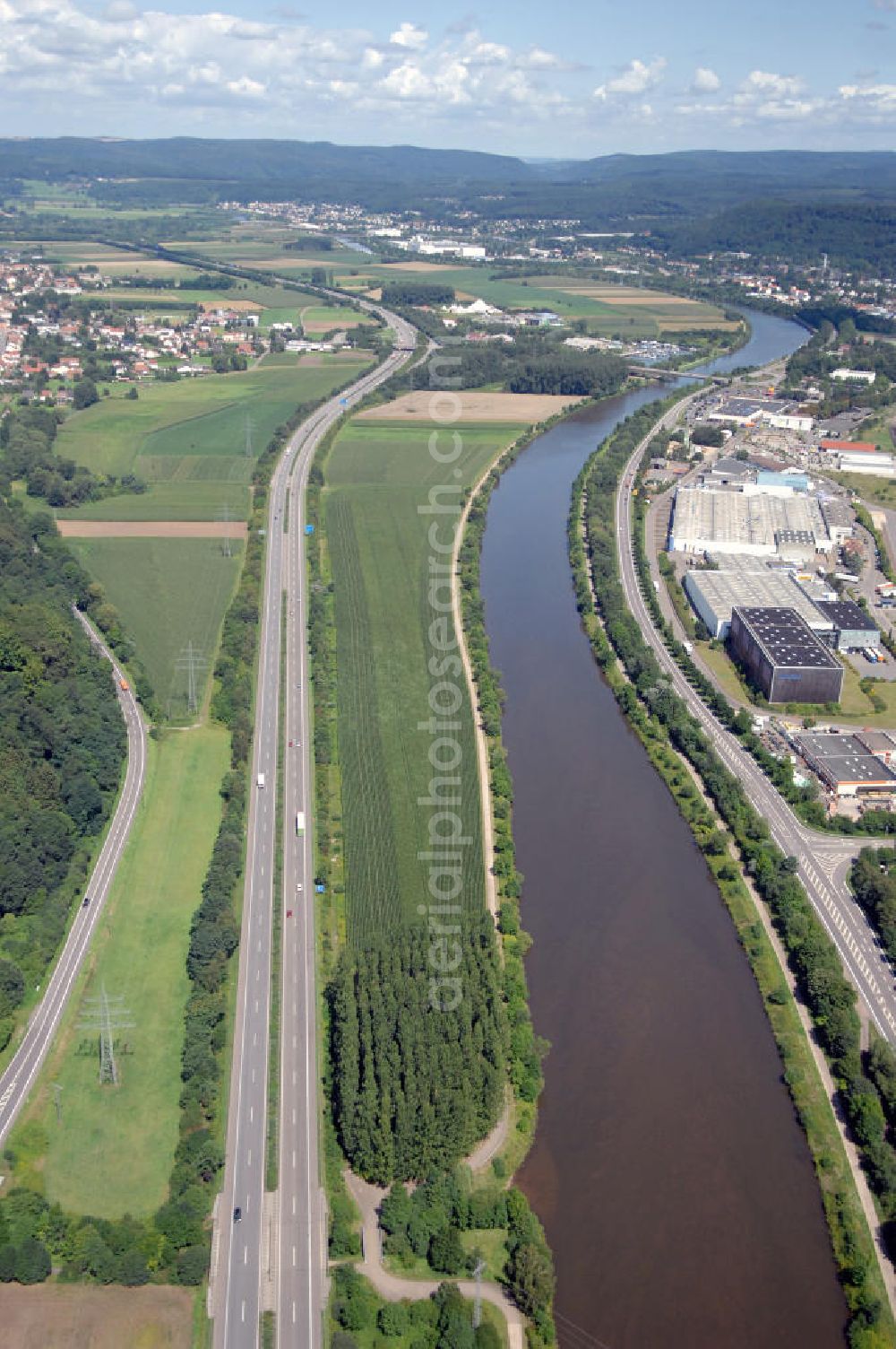 Aerial photograph Merzig - Blick aus Richtung Süden auf den Verlauf der Saar mit dem Gewerbegebiet Rieffstraße auf der östlichen Uferseite.