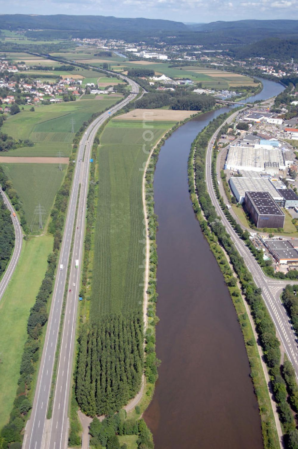 Merzig from above - Blick aus Richtung Süden auf den Verlauf der Saar mit dem Gewerbegebiet Rieffstraße auf der östlichen Uferseite.