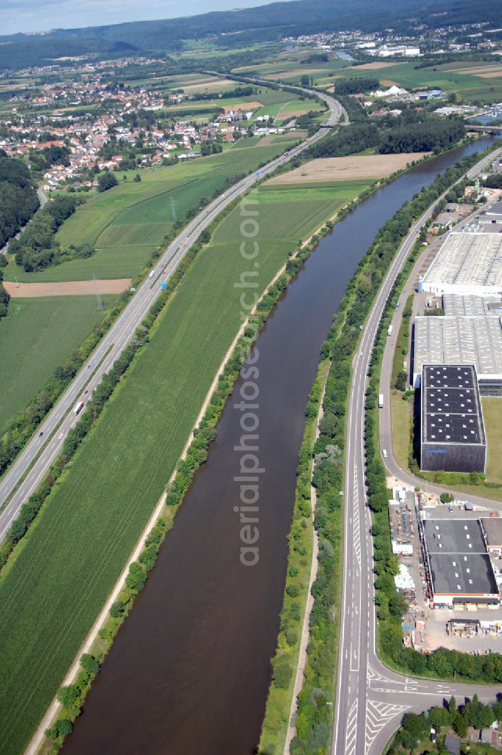 Merzig from the bird's eye view: Blick aus Richtung Süden auf den Verlauf der Saar mit dem Gewerbegebiet Rieffstraße auf der östlichen Uferseite.