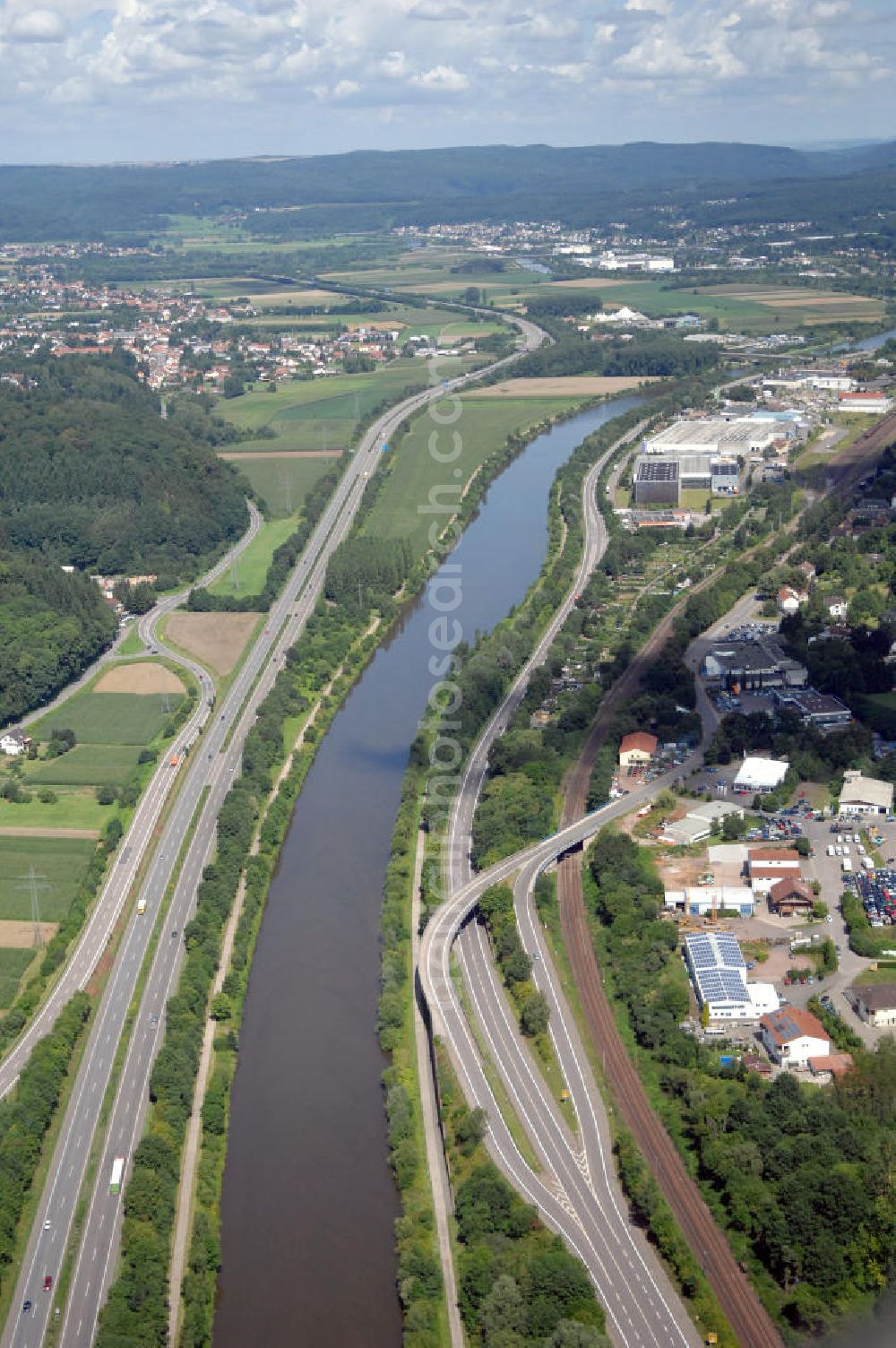 Aerial image Merzig - Blick aus Richtung Süden auf den Verlauf der Saar mit dem Gewerbegebiet Marbach auf der östlichen Uferseite.