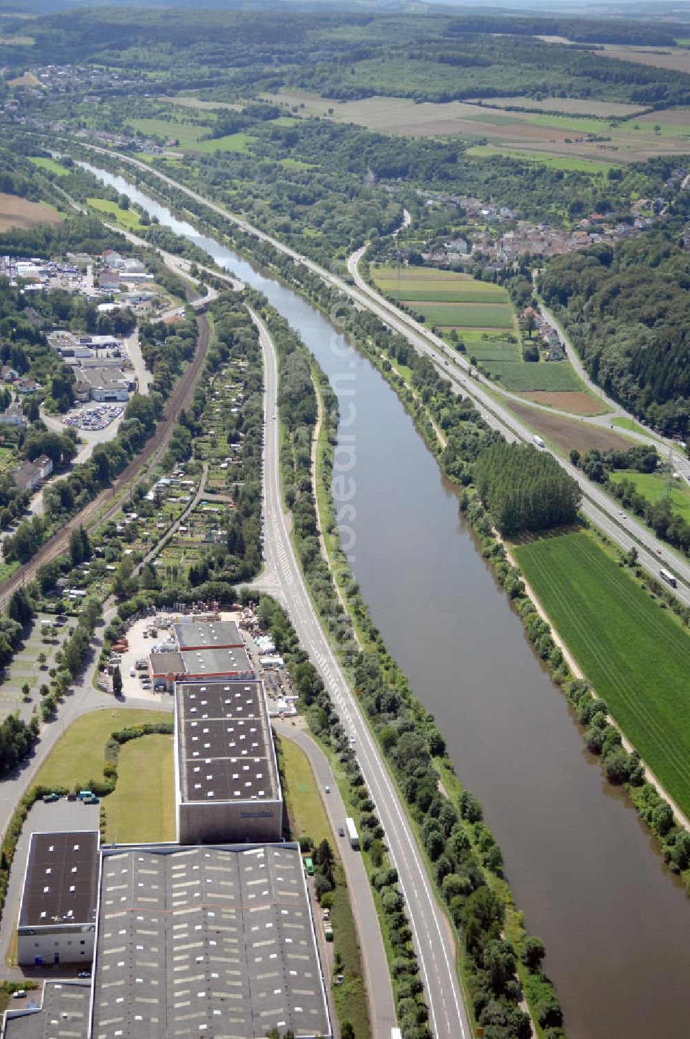 Aerial photograph Merzig - Blick aus Richtung Norden auf den Verlauf der Saar mit dem Gewerbegebiet Rieffstraße auf der östlichen Uferseite.