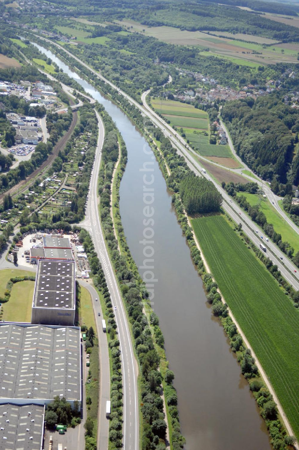 Merzig from above - Blick aus Richtung Norden auf den Verlauf der Saar mit dem Gewerbegebiet Rieffstraße auf der östlichen Uferseite.