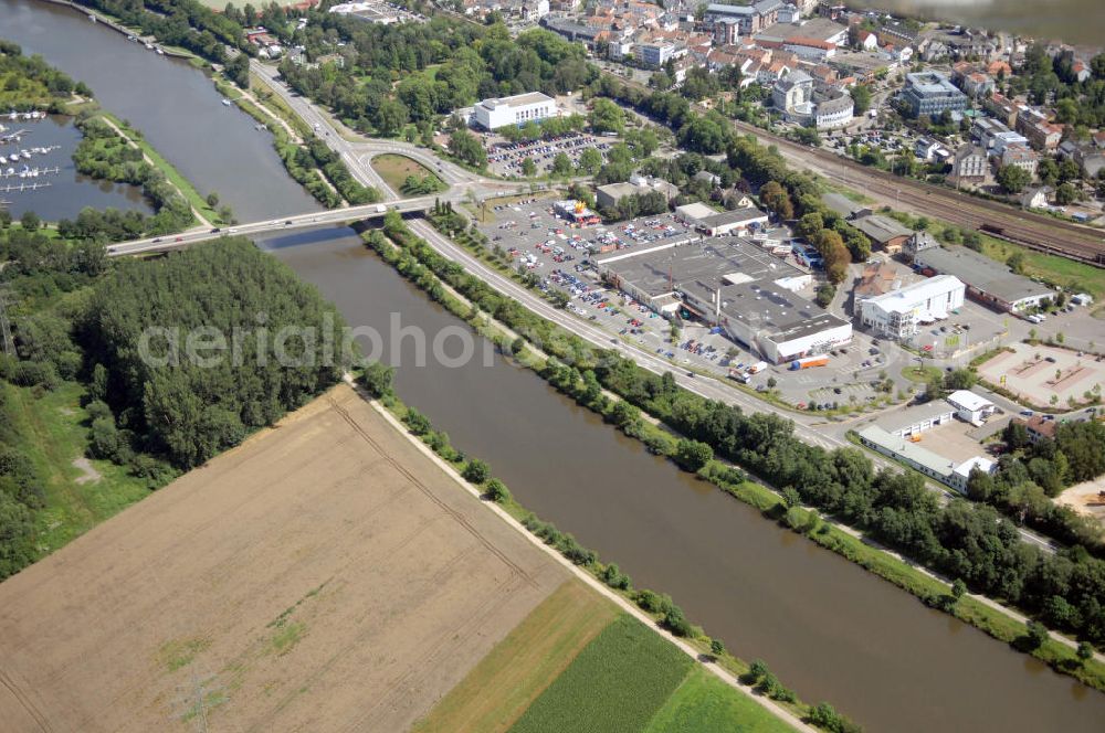 Merzig from the bird's eye view: Blick aus Südost auf den Verlauf der Saar mit der Lothringer Brücke, von Merzig nach Hilbringen und dem Gewerbegebiet Rieffstraße auf der östlichen Uferseite.