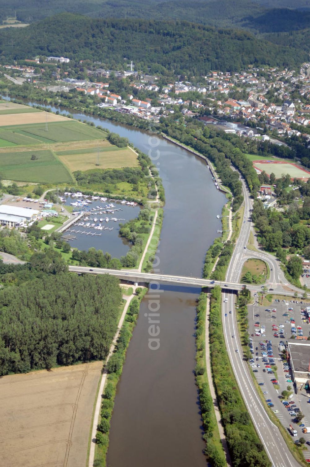 Aerial image Merzig - Blick aus Richtung Süden auf den Verlauf der Saar mit der Lothringer Brücke, von Merzig nach Hilbringen, sowie dem Yachthafen Merzig auf der westlichen Uferseite.