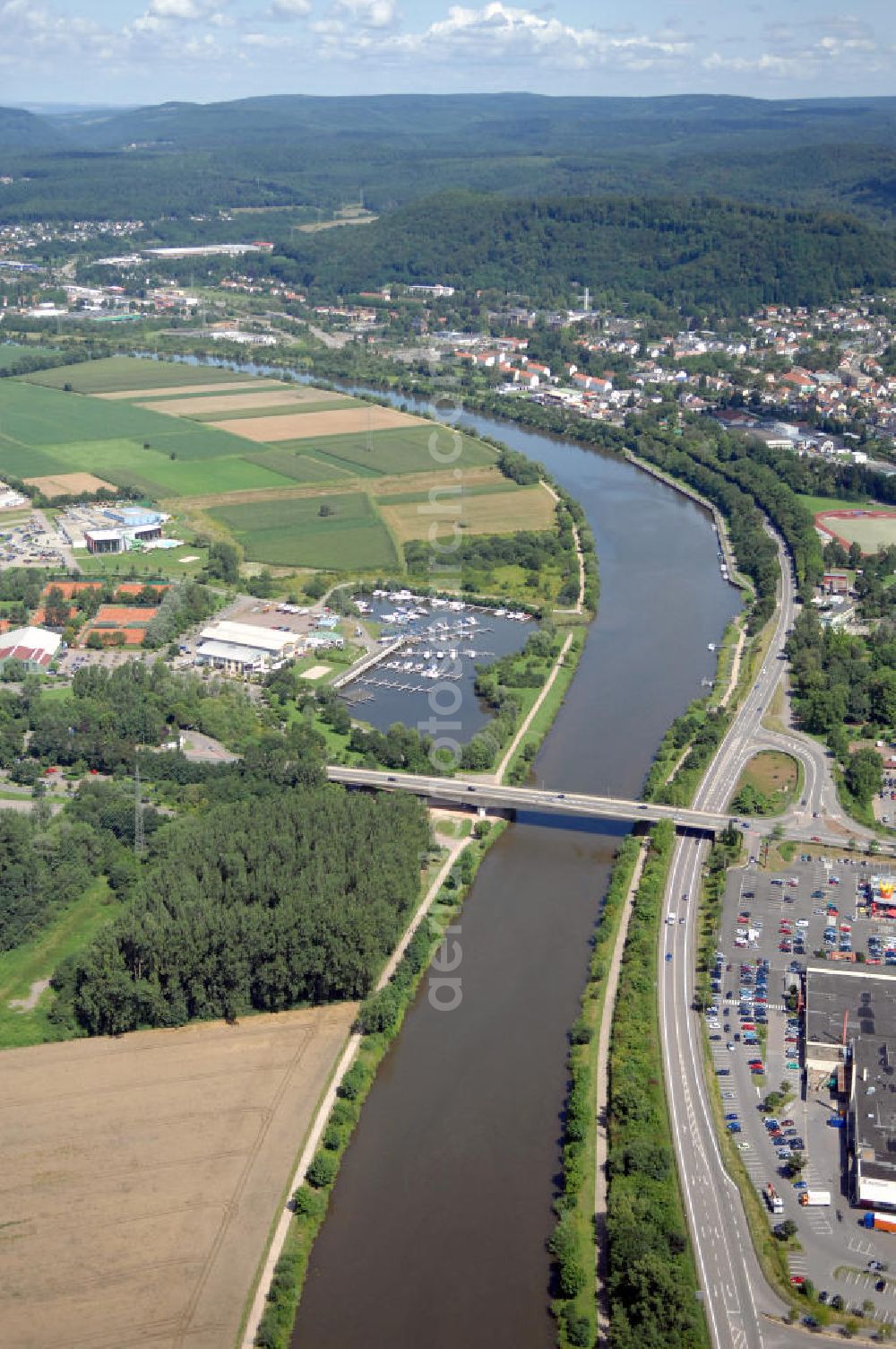 Aerial photograph Merzig - Blick aus Richtung Süden auf den Verlauf der Saar mit der Lothringer Brücke, von Merzig nach Hilbringen, sowie dem Yachthafen Merzig auf der westlichen Uferseite.