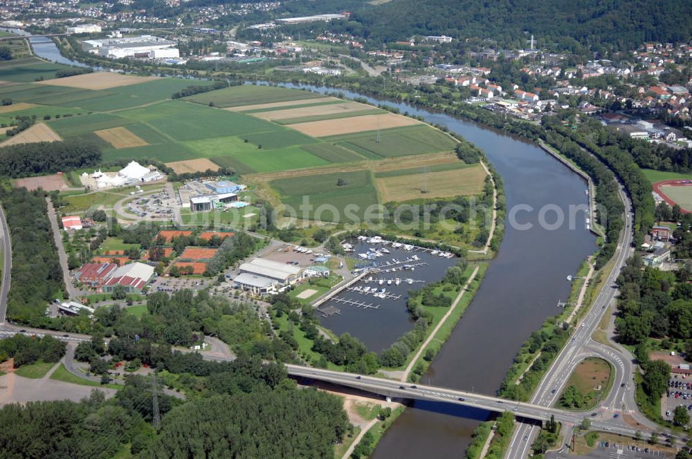 Merzig from above - Blick aus Südost auf den Verlauf der Saar mit der Lothringer Brücke, von Merzig nach Hilbringen, sowie dem Yachthafen Merzig auf der westlichen Uferseite.