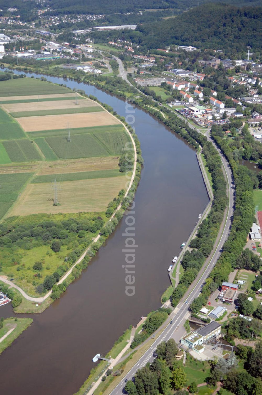 Merzig from the bird's eye view: Blick aus Südost auf den Verlauf der Saar mit Feldern / landwirtschaftlichen Nutzflächen auf der westlichen Uferseite.