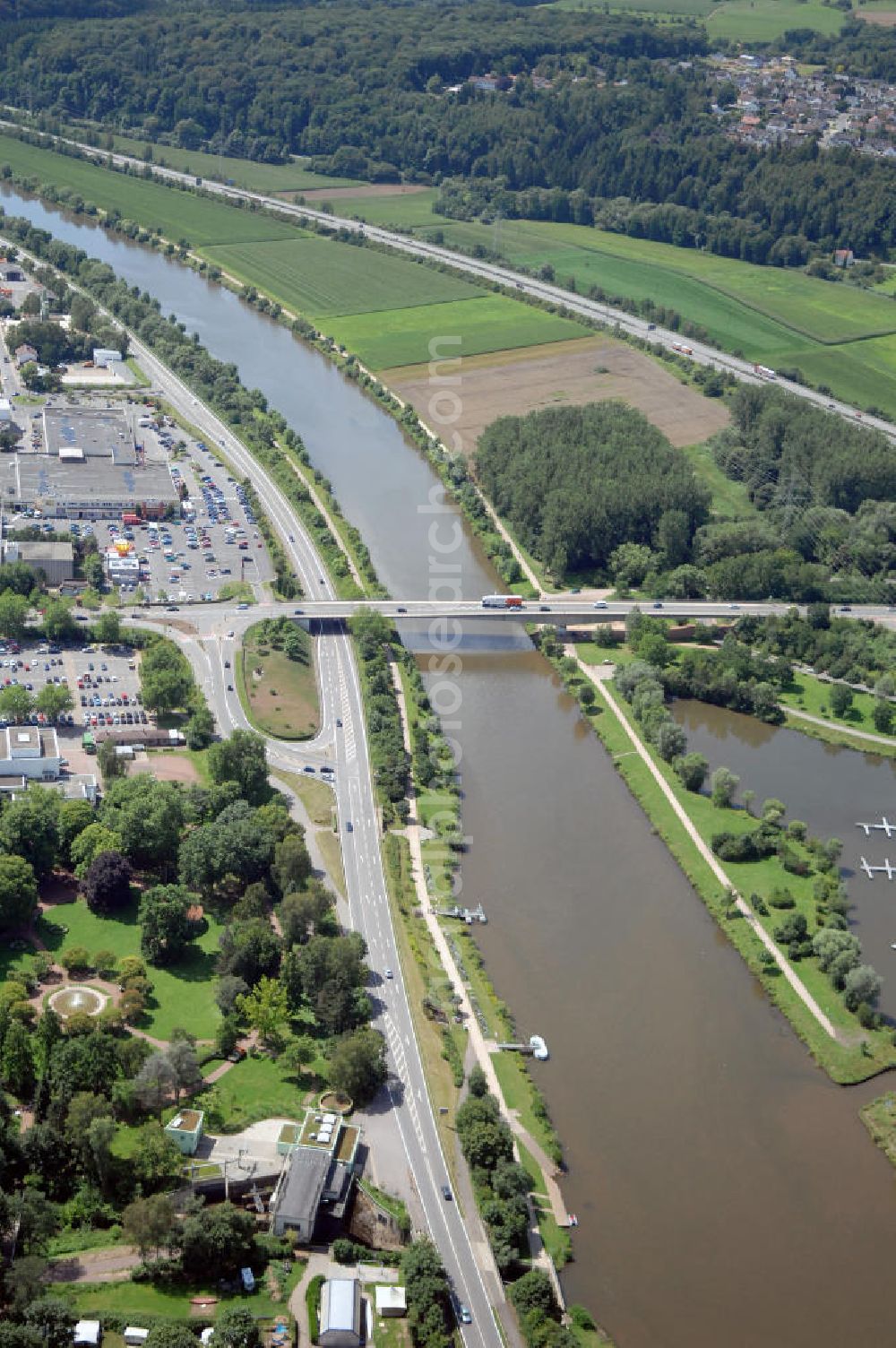 Aerial image Merzig - Blick aus Richtung Norden auf den Verlauf der Saar mit der Lothringer Brücke, von Merzig nach Hilbringen und dem Gewerbegebiet Rieffstraße auf der östliche Uferseite.