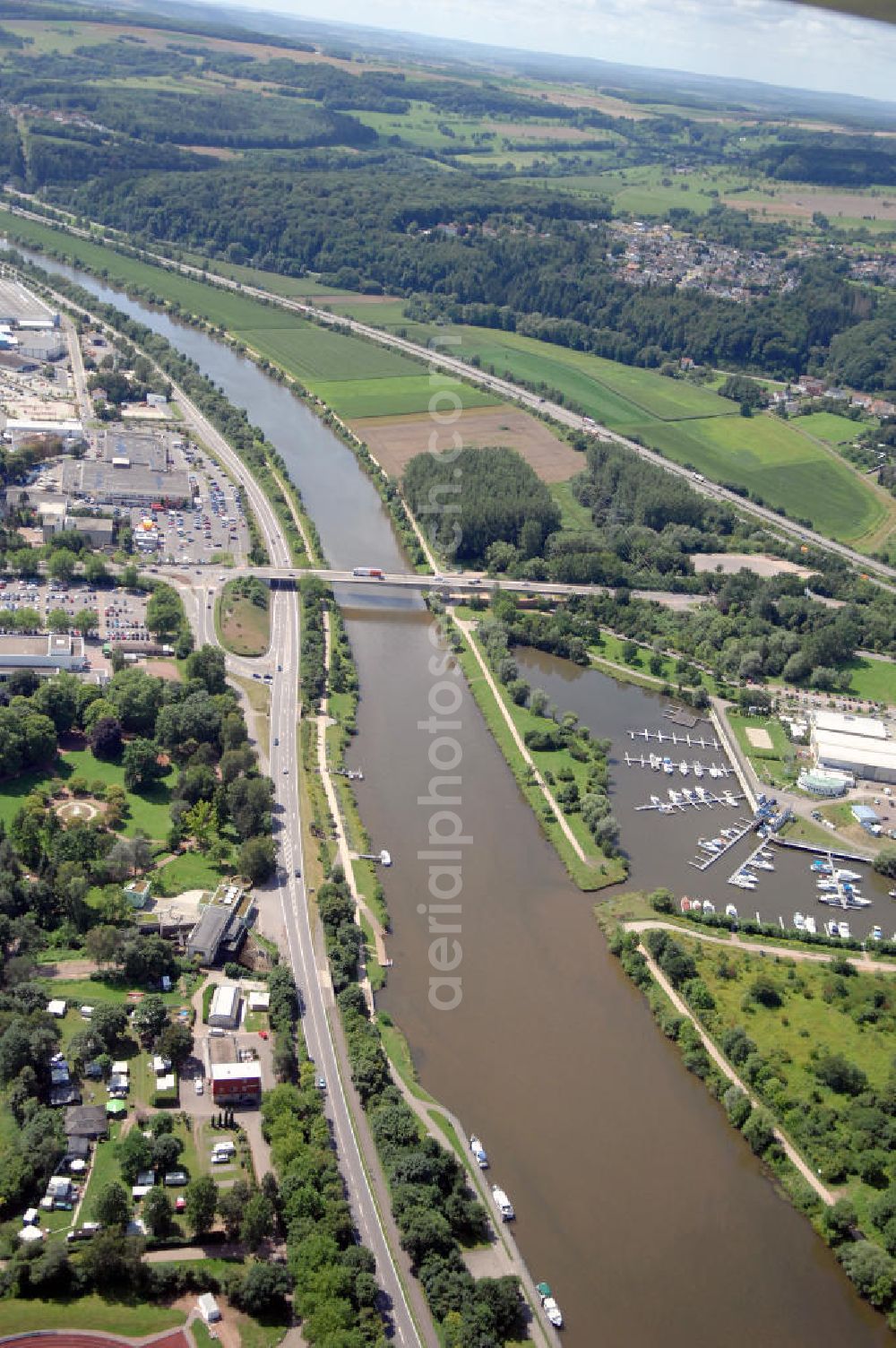 Aerial photograph Merzig - Blick aus Richtung Norden auf den Verlauf der Saar mit der Lothringer Brücke, von Merzig nach Hilbringen und dem Gewerbegebiet Rieffstraße auf der östliche Uferseite, sowie der Yachthafen Merzig auf der westlichen Uferseite.