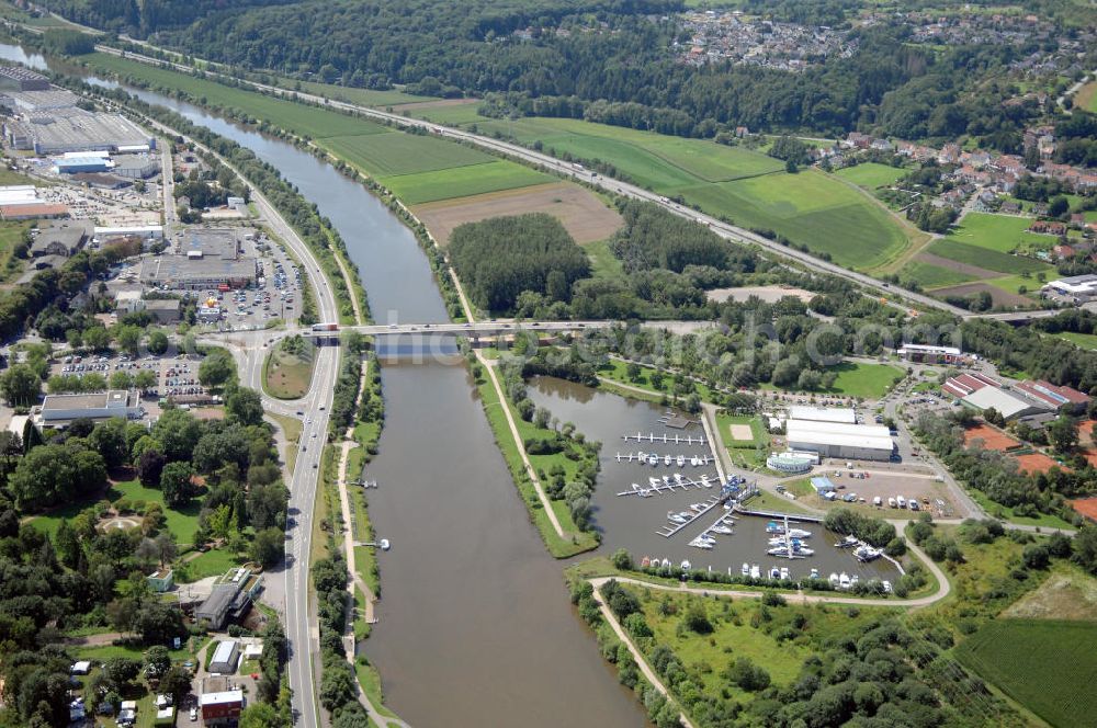 Merzig from above - Blick aus Richtung Norden auf den Verlauf der Saar mit der Lothringer Brücke, von Merzig nach Hilbringen und dem Gewerbegebiet Rieffstraße auf der östliche Uferseite, sowie der Yachthafen Merzig auf der westlichen Uferseite.