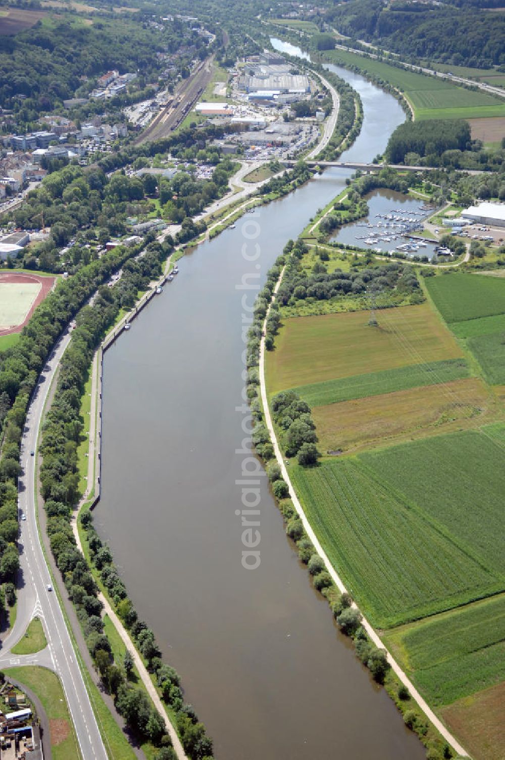 Merzig from the bird's eye view: Blick aus Nordwest auf den Verlauf der Saar mit Feldern / landwirtschaftlichen Nutzflächen auf der westlichen Uferseite.