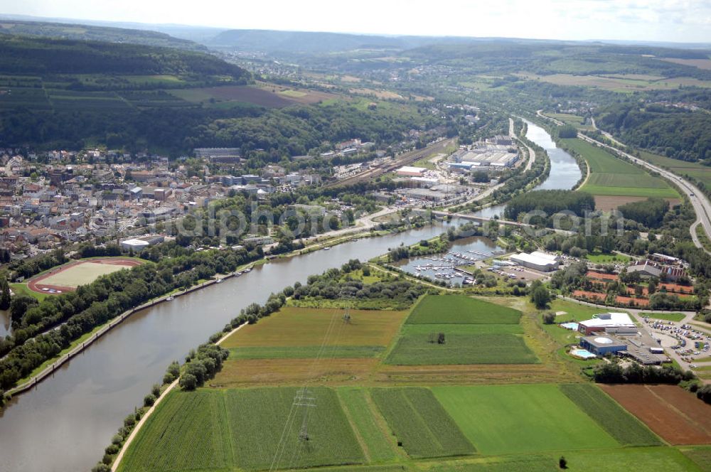 Aerial image Merzig - Blick aus Nordwest auf den Verlauf der Saar mit Feldern / landwirtschaftlichen Nutzflächen auf der westlichen Uferseite.