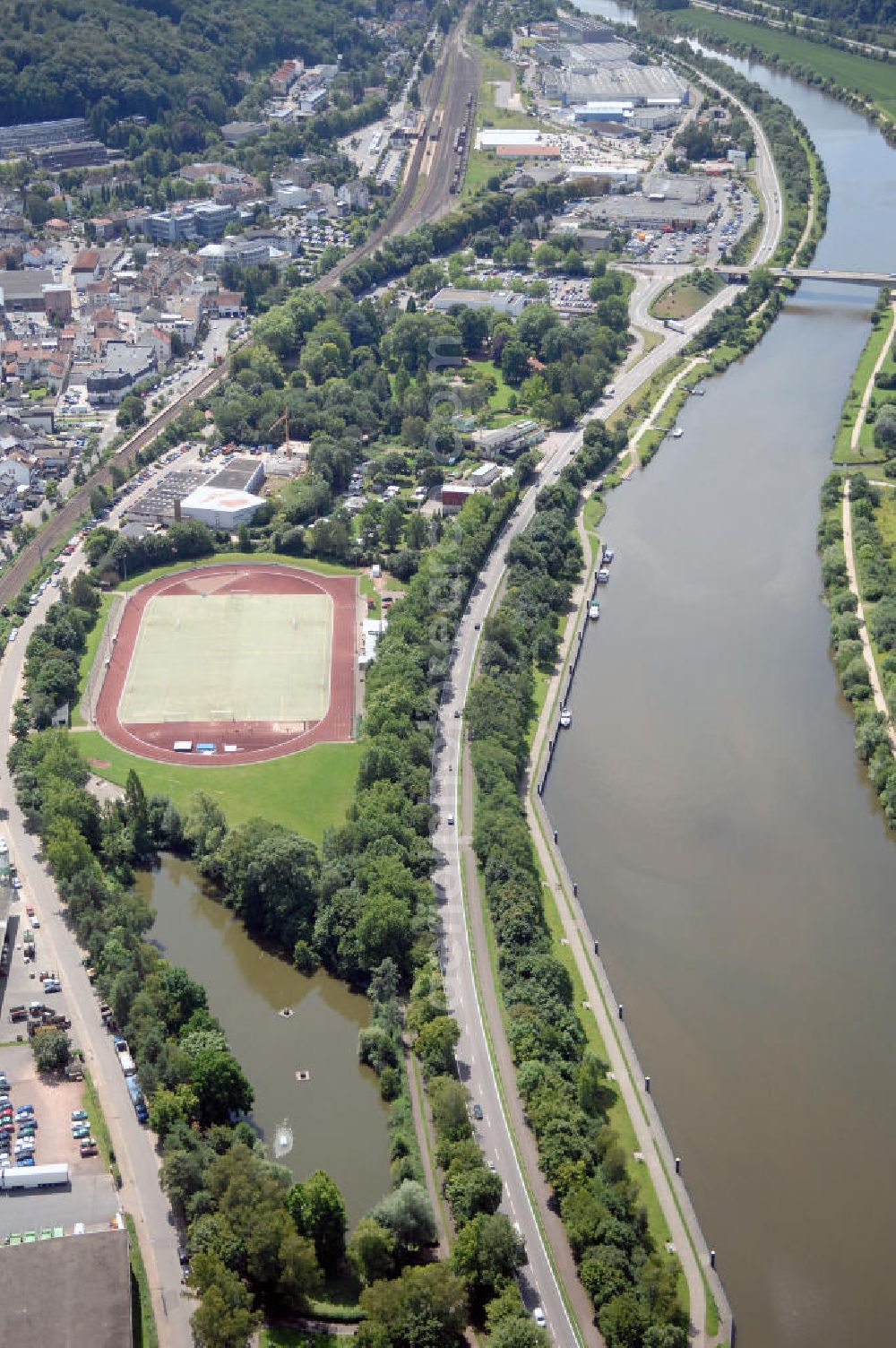 Aerial photograph Merzig - Blick aus Richtung Norden auf den Verlauf der Saar mit der Lothringer Brücke, von Merzig nach Hilbringen, sowie dem Sportplatz Merzig.