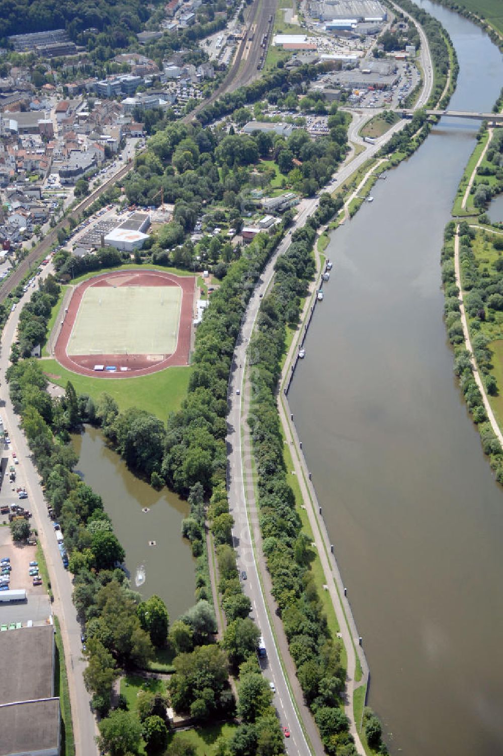 Merzig from above - Blick aus Richtung Norden auf den Verlauf der Saar mit der Lothringer Brücke, von Merzig nach Hilbringen, sowie dem Sportplatz Merzig.