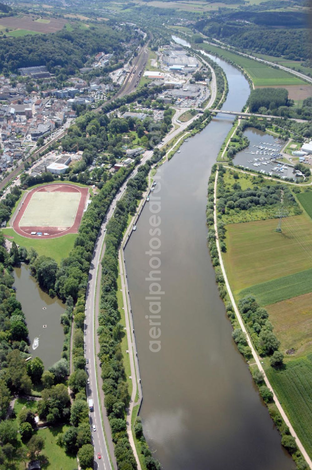 Merzig from the bird's eye view: Blick aus Richtung Norden auf den Verlauf der Saar mit der Lothringer Brücke, von Merzig nach Hilbringen, sowie dem Sportplatz Merzig.