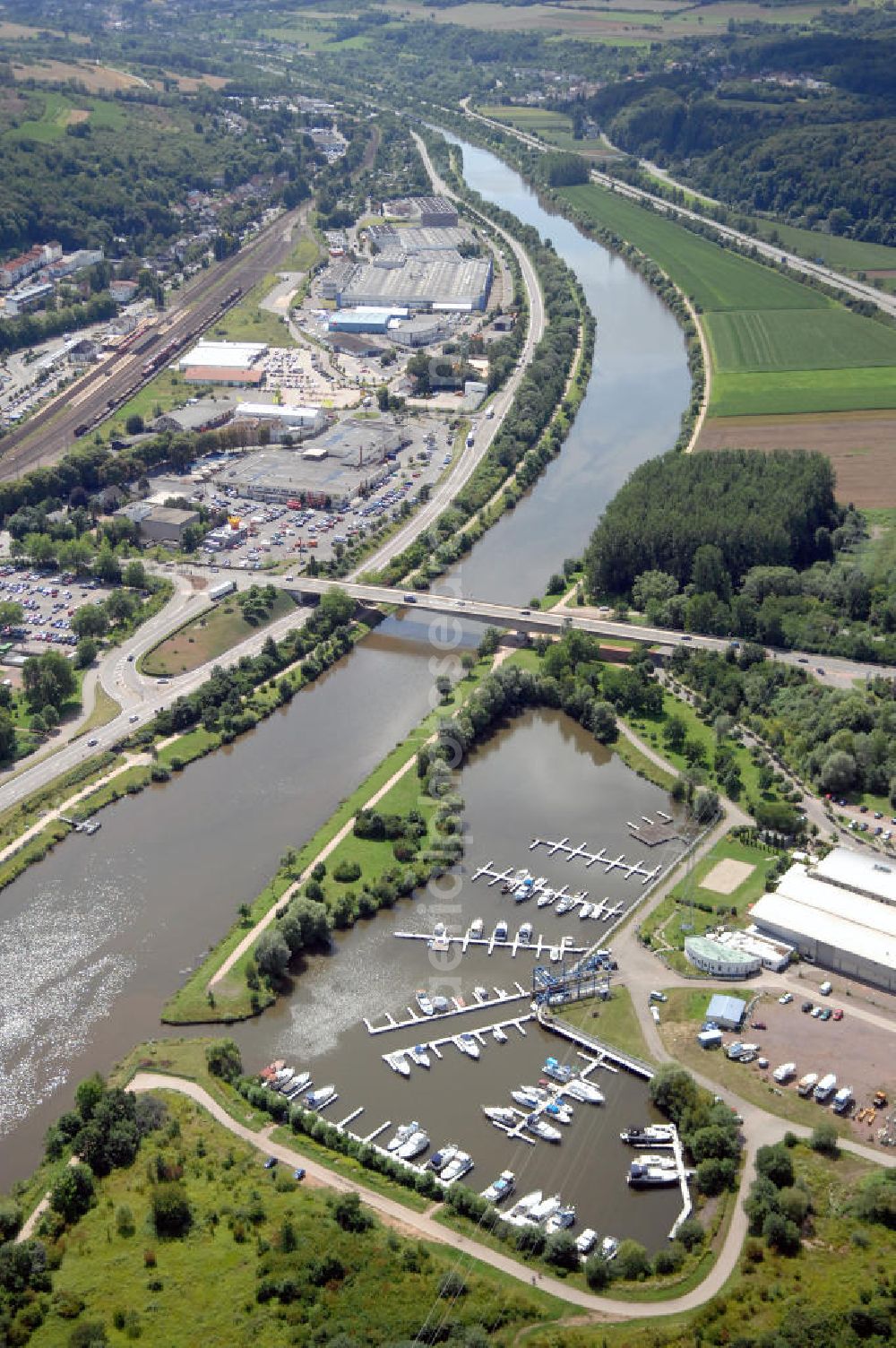 Aerial image Merzig - Blick aus Nordwest auf den Verlauf der Saar mit der Lothringer Brücke, von Merzig nach Hilbringen, sowie dem Yachthafen Merzig auf der westlichen Uferseite.