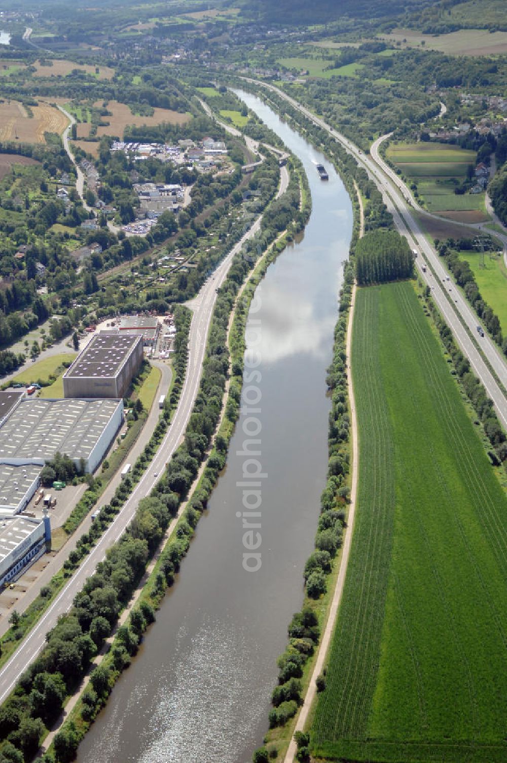 Aerial photograph Merzig - Blick aus Richtung Norden auf den Verlauf der Saar mit dem Gewerbegebiet Rieffstraße auf der östlichen Uferseite.