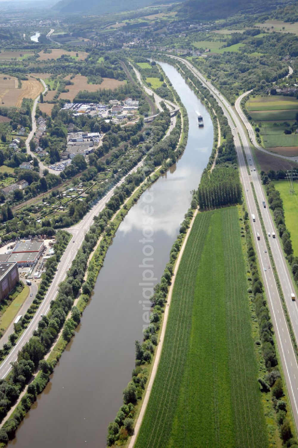 Merzig from above - Blick aus Richtung Norden auf den Verlauf der Saar mit dem Gewerbegebiet Rieffstraße auf der östlichen Uferseite.