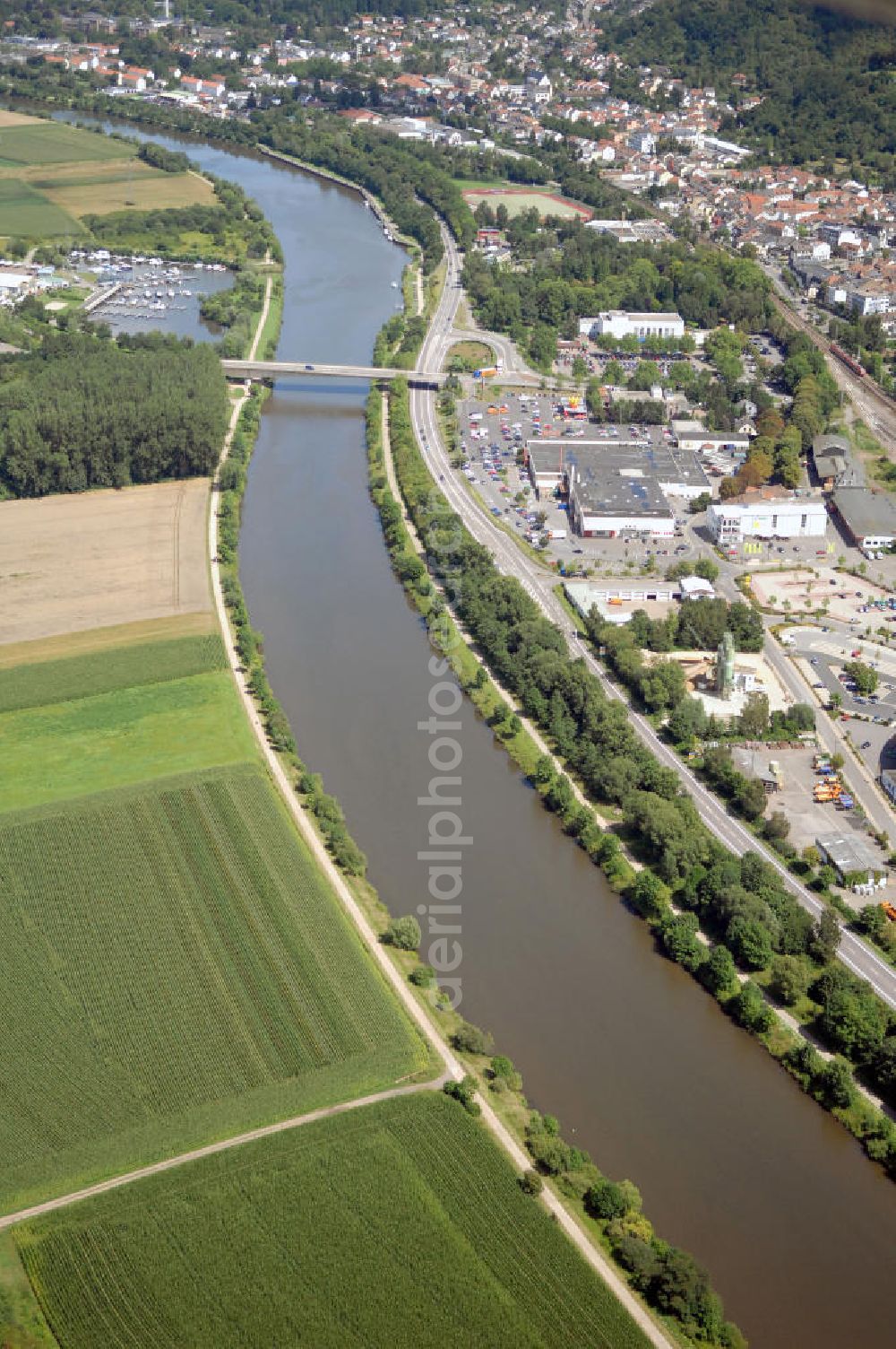 Aerial image Merzig - Blick aus Richtung Süden auf den Verlauf der Saar mit der Lothringer Brücke, von Merzig nach Hilbringen und dem Gewerbegebiet Rieffstraße auf der östlichen Uferseite.