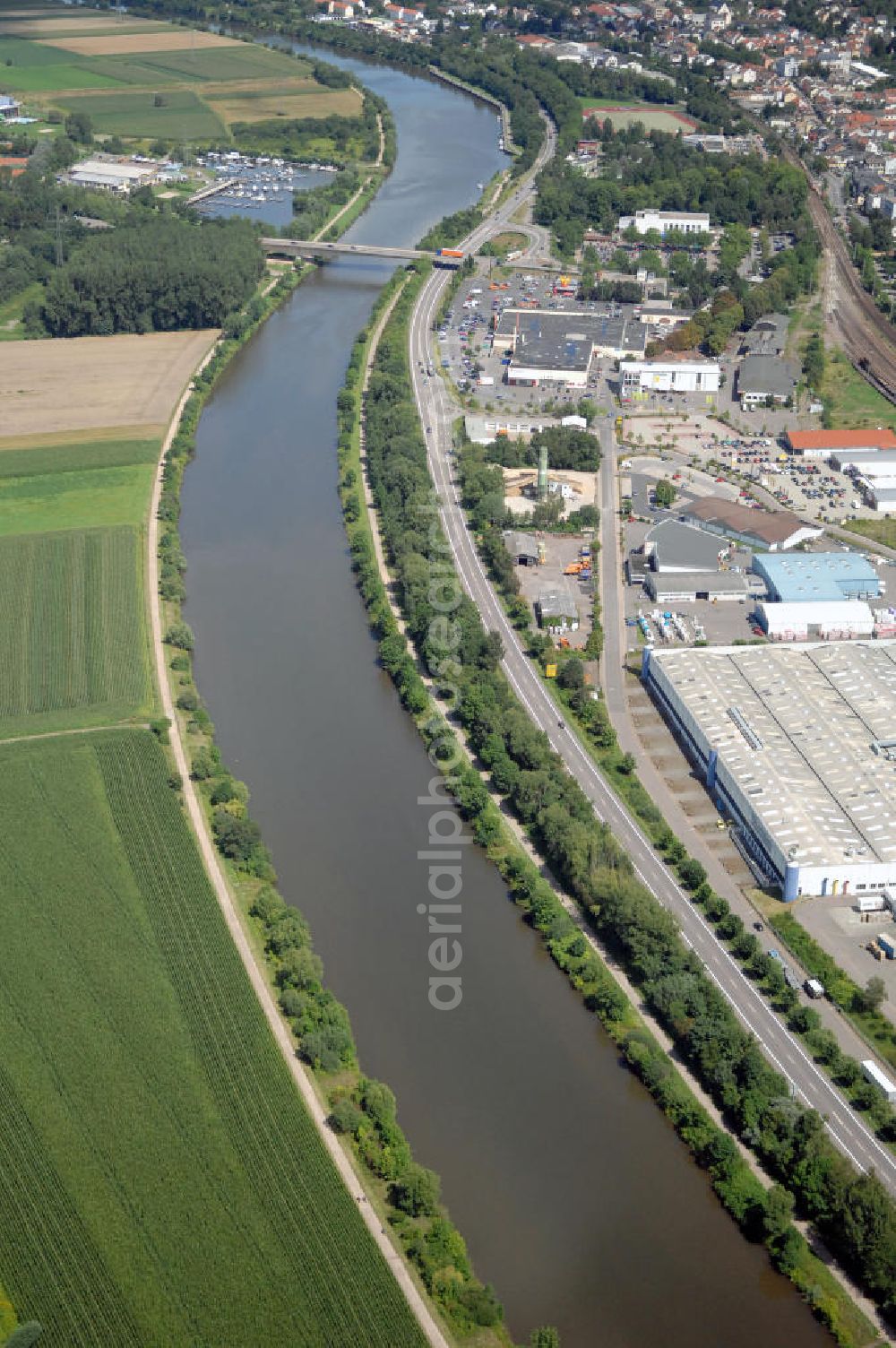 Aerial photograph Merzig - Blick aus Richtung Süden auf den Verlauf der Saar mit der Lothringer Brücke, von Merzig nach Hilbringen und dem Gewerbegebiet Rieffstraße auf der östlichen Uferseite.