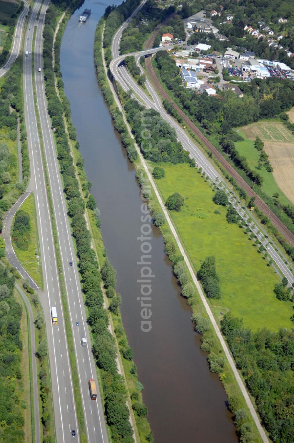 Merzig from above - Blick aus Richtung Süden auf den Verlauf der Saar mit dem Gewerbegebiet Marbach auf der östlichen Uferseite.