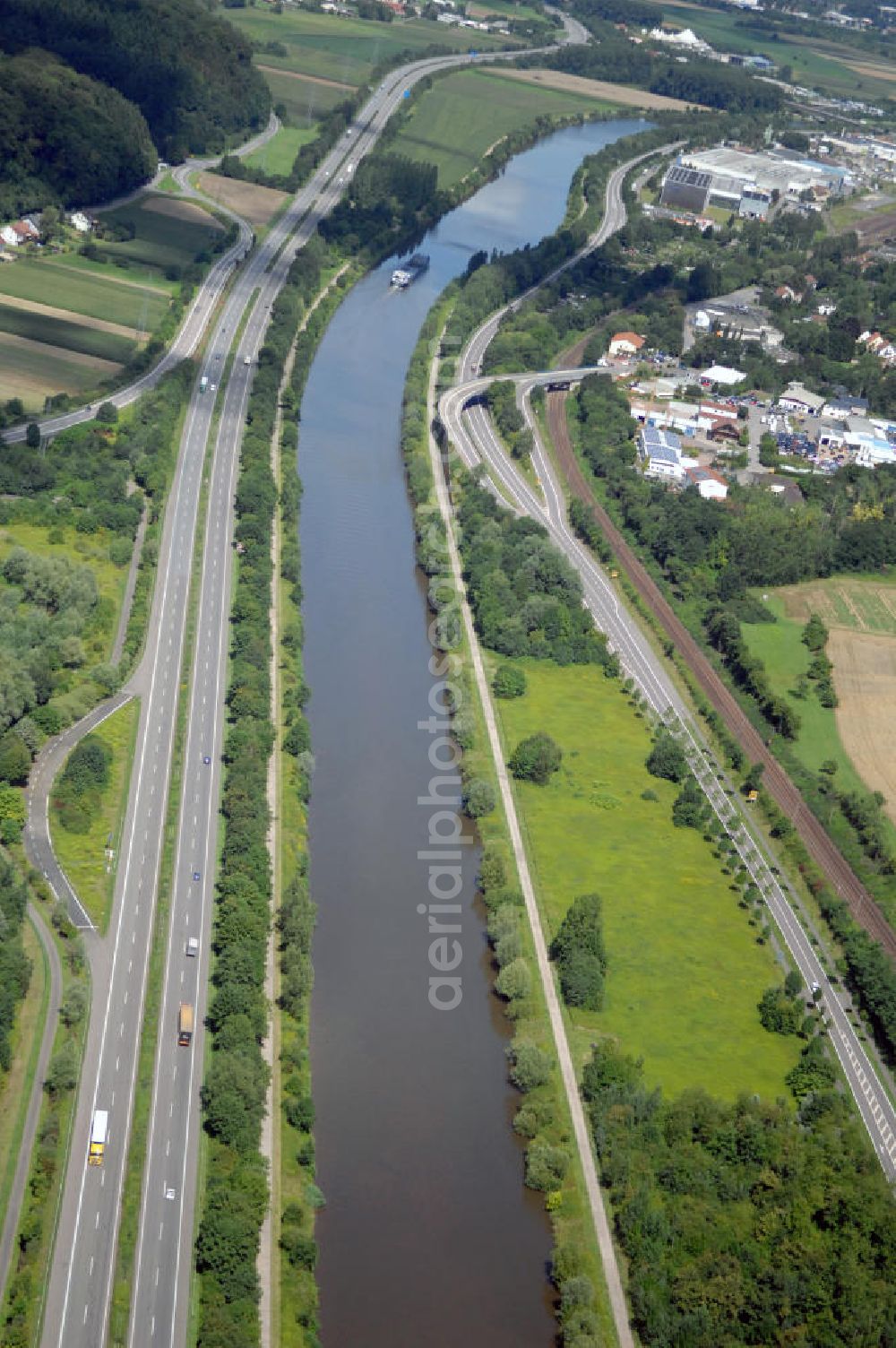 Merzig from the bird's eye view: Blick aus Richtung Süden auf den Verlauf der Saar mit dem Gewerbegebiet Marbach auf der östlichen Uferseite.