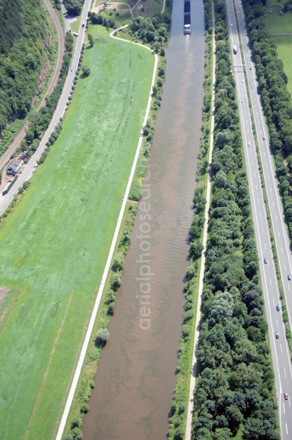 Aerial image Saarfels - Blick aus Nordwest auf den Verlauf der Saar und eine landwirtschaftliche Nutzfläche / Fel auf der nördlichen Uferseite.