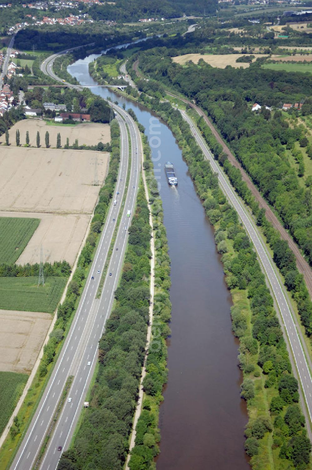 Saarfels from the bird's eye view: Blick aus Südost auf den Verlauf der Saar von Saarfels Richtung Fremersdorf.