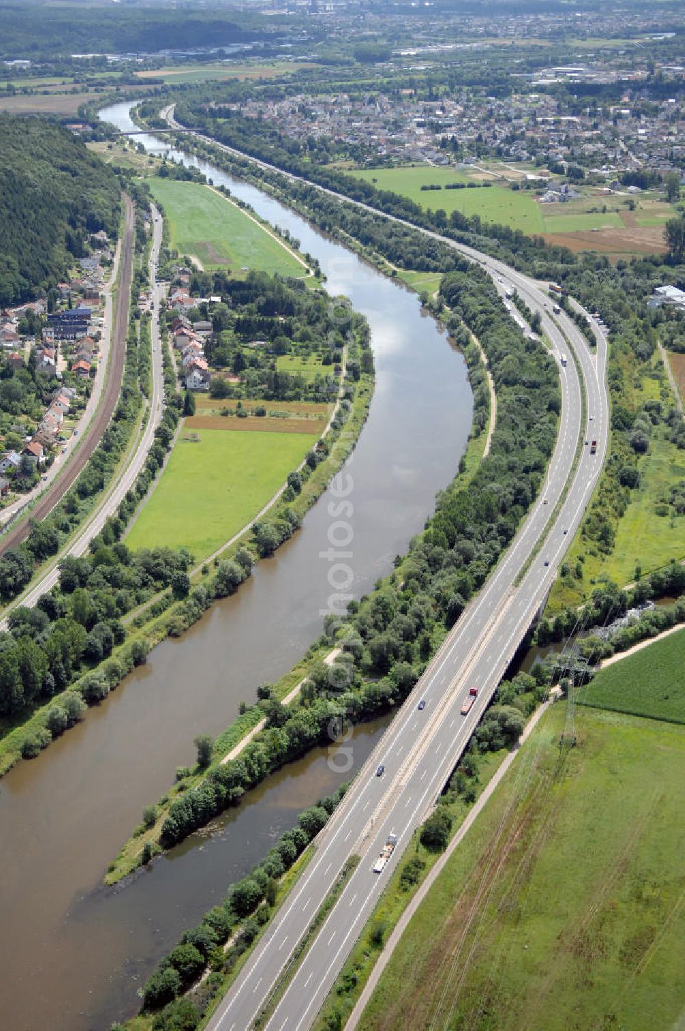 Saarfels from the bird's eye view: Blick aus Nordwest auf den Verlauf der Saar mit der Nietmündung.