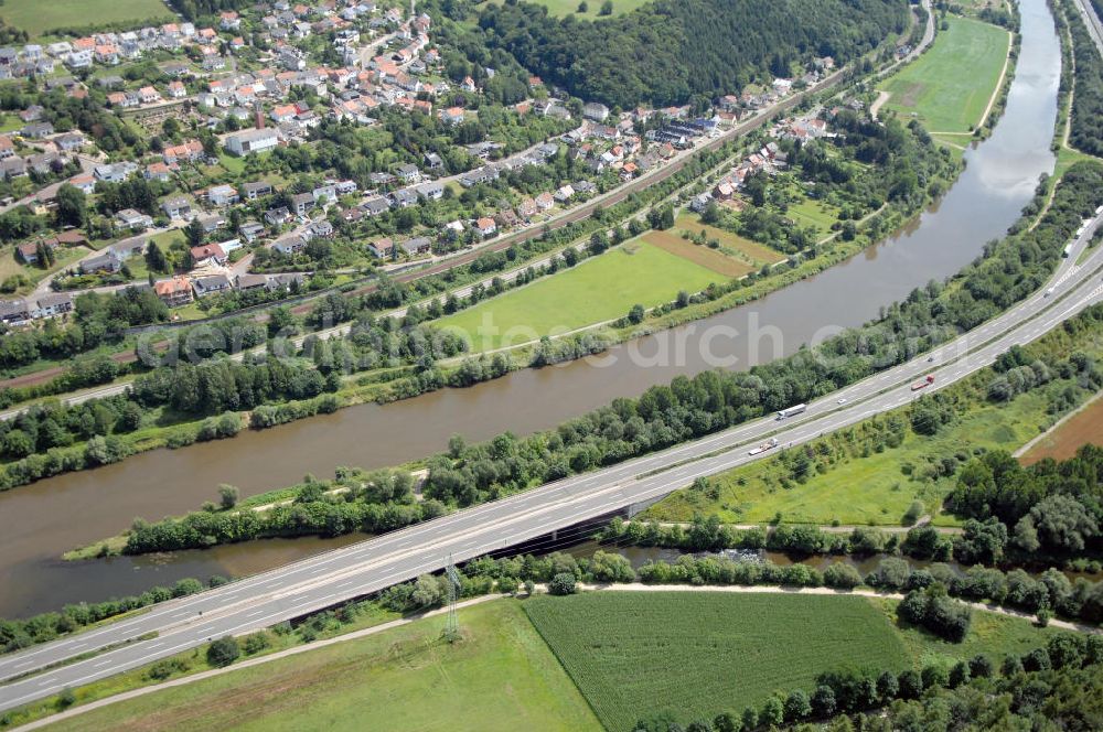 Aerial image Saarfels - Blick aus Richtung Westen auf den Verlauf der Saar mit der Nietmündung.